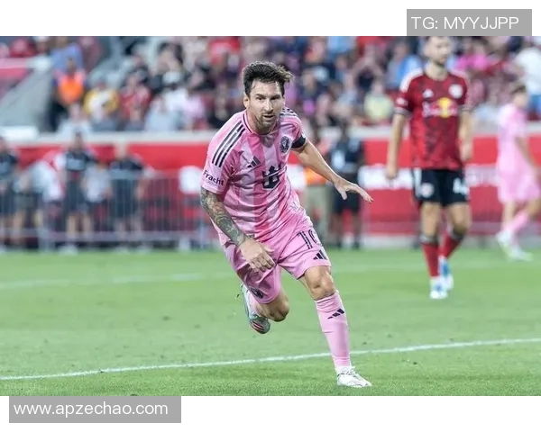 足球巨星们的巅峰对决：从梅西到C罗的时代变迁与足坛传奇故事